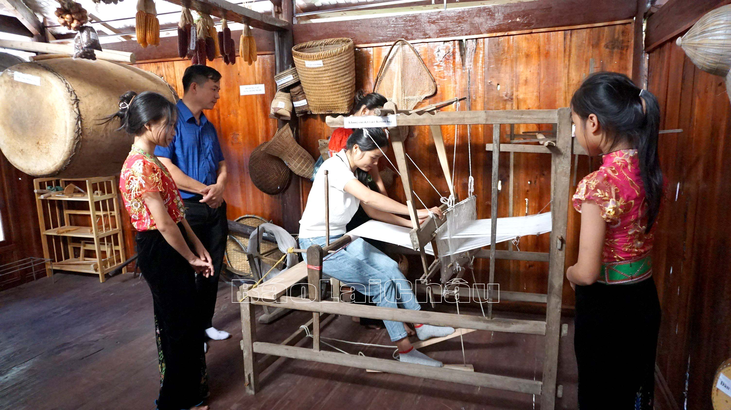 Trường THCS Ta Gia xây dựng không gian văn hóa trong trường học nhằm lưu giữ các nét đẹp văn hóa của các dân tộc.